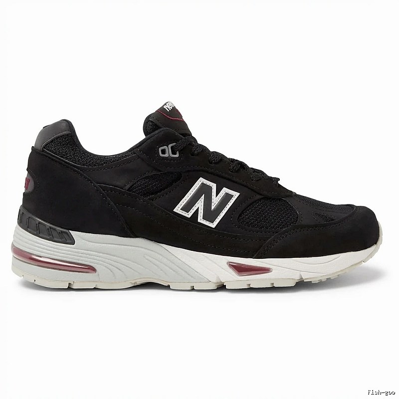 Retro-style black shoes of New Balance