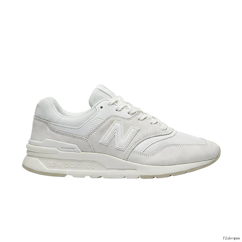 Retro-style white shoes of New Balance